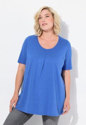 Top blu corto con maniche a sbuffo e scollatura rotonda, caratterizzato da dettagli plissettati al petto. Realizzato in un tessuto leggero e morbido. Vestibilità casual.