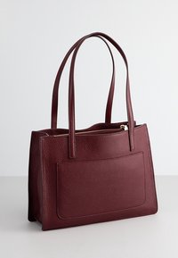 Bordowa skórzana torba na ramię z dwoma uchwytami, teksturowanym wykończeniem, przednią kieszenią i zapięciem na zamek. Prostokątny kształt i minimalistyczny design.