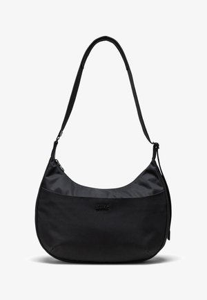 Sac d'épaule en tissu noir à la forme incurvée, doté d'une seule sangle réglable et d'un détail logo. Texture lisse, design minimaliste.