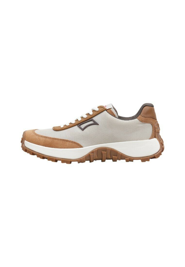 Sneaker met een grijze canvas bovenkant, bruin suede accenten, witte tussenzool en een bruine rubberen buitenzool met een getextureerd loopvlak.