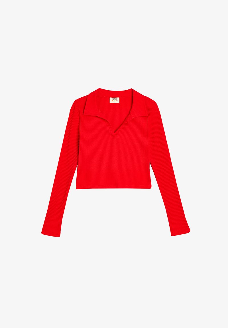 Czerwony, prążkowany top z długim rękawem, z kołnierzykiem i krojem cropped. Materiał wydaje się elastyczny i teksturowany. Metka widoczna wewnątrz kołnierza.