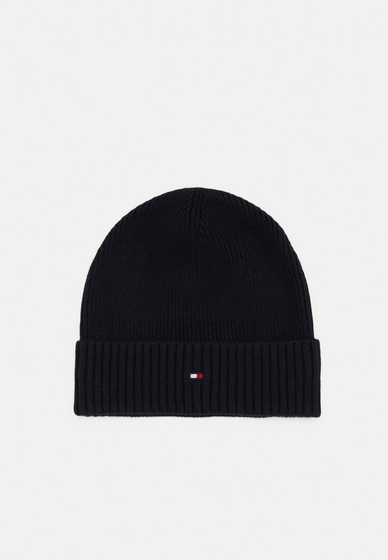 Bonnet en maille côtelée noire avec bord replié, présentant un petit patch logo rectangulaire rouge, blanc et bleu marine centré sur le bord.