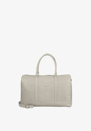 Sac de voyage en cuir gris clair avec texture crocodile, double poignée et bandoulière réglable sur fond blanc.