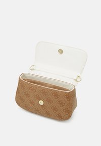 Clutch bag in tessuto marrone a motivo con chiusura a scatto oro, fodera interna bianca e forma arrotondata, caratterizzata da una texture liscia.