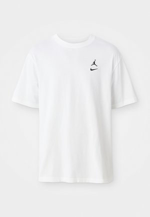 Fehér pamut póló, kerek nyakkal, rövid ujjakkal, és két kicsi fekete logóval: a Jumpman és a Nike swoosh a bal mellkason.