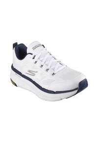 Zapatilla deportiva blanca con acentos en azul marino, parte superior perforada, cierre de cordones, suela acolchada y patrón de tracción geométrico para agarre.