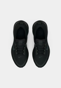 Mustad mustreid mustespordijalatsid, millel on tekstureeritud pind, ümar disain, tugevdatud varvas, toniseeritud üledi, ja peened logo aktsendid külgedel.