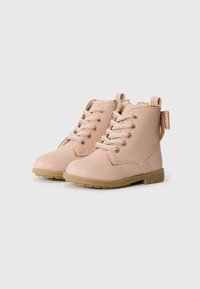 Bottines en cuir rose avec des bords festonnés, lacets métalliques dorés rose et une semelle texturée marron clair. Présente une petite étiquette pailletée au niveau du talon.