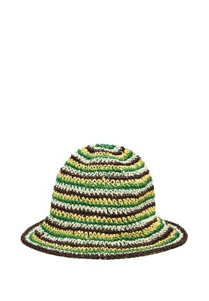 Chapeau bob au crochet avec des rayures horizontales vertes, jaunes, blanches et marron sur fond blanc.