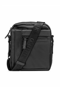 Czarna torba na ramię z miękkiego materiału z teksturowanym paskiem, przednią kieszenią na zamek i wytłoczonym logo po boku. Kwadratowy kształt.