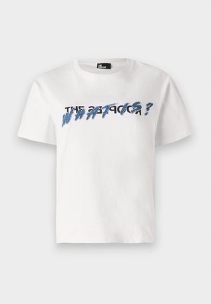 Witte katoenen t-shirt met korte mouwen en ronde hals. Bevat een tekstafbeelding in blauw en zwart met de tekst "THE 27 PROBLEM?" in vette letters.