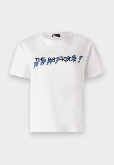 Witte katoenen t-shirt met korte mouwen en ronde hals. Bevat een tekstafbeelding in blauw en zwart met de tekst "THE 27 PROBLEM?" in vette letters.