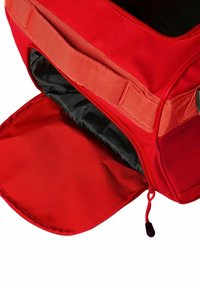 Rode gewatteerde sporttas met een ritssluiting, voorzien van een zwarte binnenvoering en versterkte stiksels langs de randen.