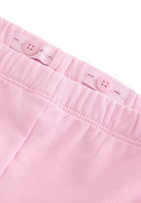 Lyserøde shorts i bomuld med elastik i taljen, med to lyserøde knapper og blød, glat tekstur. Ingen mønstre eller yderligere detaljer.