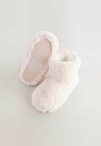 Mīksti rozā vilnas čības ar ērtu, pūkainu iekšpusi, noapaļotu formu un teksturētu gumijas zoli labākai saķerei. Izstrādātas iekštelpu komfortam.