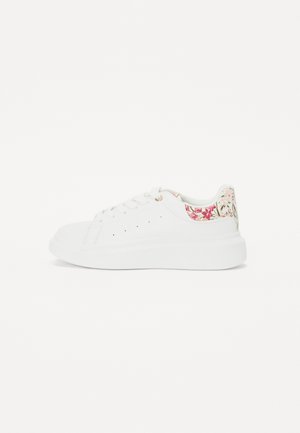 Hvite sneakers med flatt såle, med en blomstermønstret hæl og teksturerte stoffdetaljer. Inkluderer seks snorhull og tynne lisser.