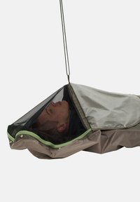 Lichtgewicht tent met grijze stof, groene rand en zwart gaas bovenkant. Opgehangen ontwerp met een persoon die erin ligt, zichtbaar door het gaas.