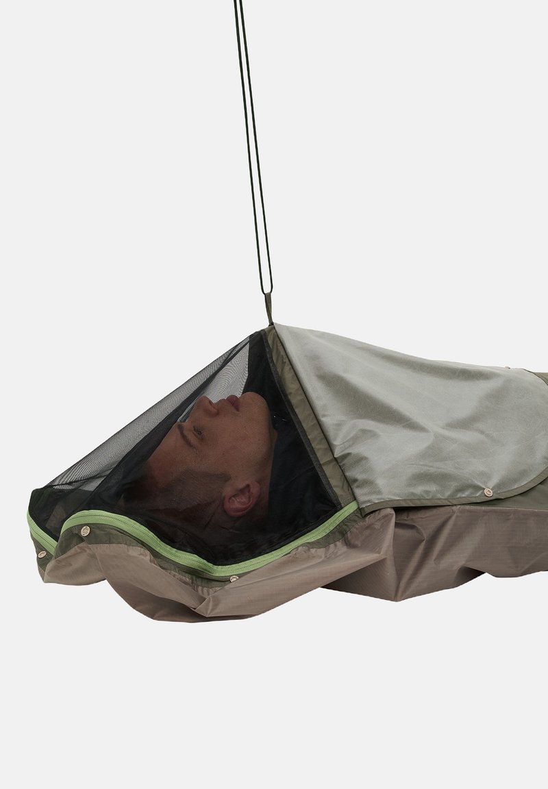 Lichtgewicht tent met grijze stof, groene rand en zwart gaas bovenkant. Opgehangen ontwerp met een persoon die erin ligt, zichtbaar door het gaas.