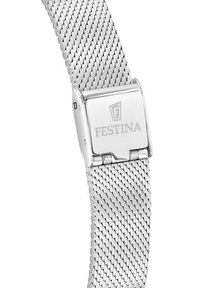 Srebrna metalowa bransoletka zegarka z siateczki, z bezpiecznym zapięciem z logo "Festina". Gładka, błyszcząca tekstura z zazębiającymi się ogniwami.