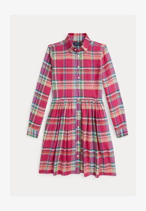 Rosa kariertes Kleid mit einem Knopfkragen, langen Ärmeln und einem gerafften Rock. Es hat mehrfarbige Karomuster und eine durchgehende Knopfleiste vorne.
