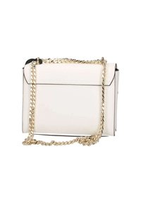 Borsa a tracolla in pelle bianca con una catena dorata, forma rettangolare, dotata di una chiusura a patta e rifiniture nere lungo i bordi.