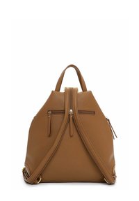 Pruun nahast seljakott struktureeritud kujuga, millel on kaks lukuga taskut, peal ülakeha ja kuldsed detailid.