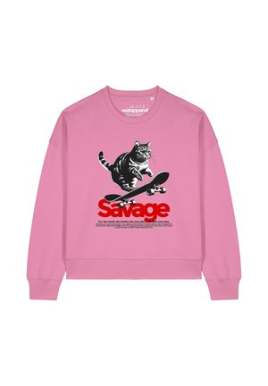 Roze sweatshirt met een grafisch ontwerp van een skateboardende zwarte kat, rode tekst "Savage" en aanvullende zwarte tekst onder het beeld. Gemaakt van een katoenmix.