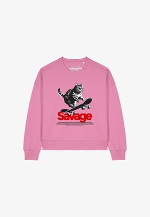 Roze sweatshirt met een grafisch ontwerp van een skateboardende zwarte kat, rode tekst "Savage" en aanvullende zwarte tekst onder het beeld. Gemaakt van een katoenmix.
