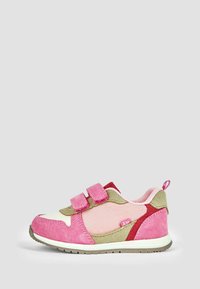 Rosa Kinderturnschuhe aus Wildleder und Stoff, mit zwei Klettverschlüssen und einer strukturierten Gummisohle. Akzente sind hellbeige und rote Details.