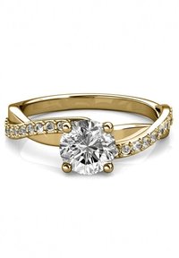 Anello di fidanzamento in oro con una grande pietra centrale di diamante rotondo, affiancata da piccole pietre decorative lungo una fascia attorcigliata.