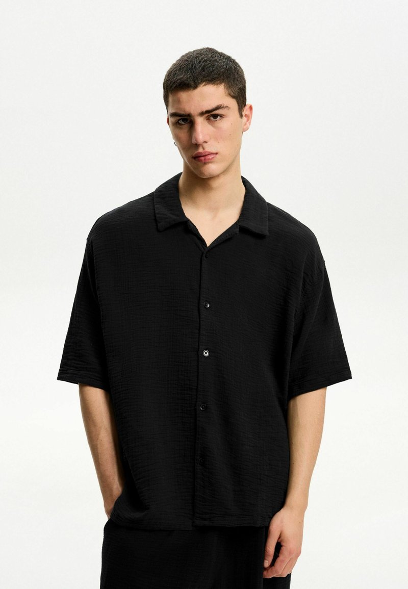 Bershka - SHORT SLEEVE CREPE  - Camicia - black, Ingrandire