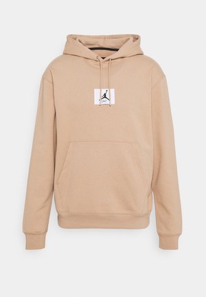 Beżowa bluza z kapturem z przednią kieszenią i czarnym logo sylwetki koszykarza w skoku na naszywce na piersi.
