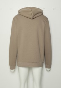 Beżowa bluza z kapturem z ribbowanymi mankietami i dołem, wykonana z miękkiego materiału. Posiada prosty design, bez widocznych wzorów czy ozdób.
