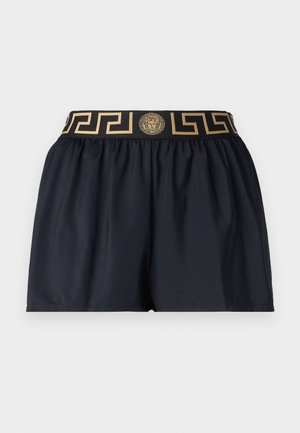 Shorts noirs avec une taille élastique froncée présentant un motif grec doré et un médaillon central logo. Tissu doux et léger.