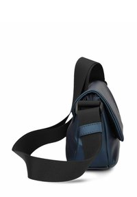 Borsa a tracolla blu navy con chiusura a ribalta, realizzata in materiale liscio. Presenta una tracolla nera regolabile e una tasca con zip.