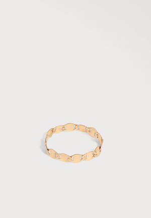 Pulsera de cadena de oro con eslabones planos y ovalados conectados por pequeños conectores, exhibida sobre un fondo claro y sencillo.
