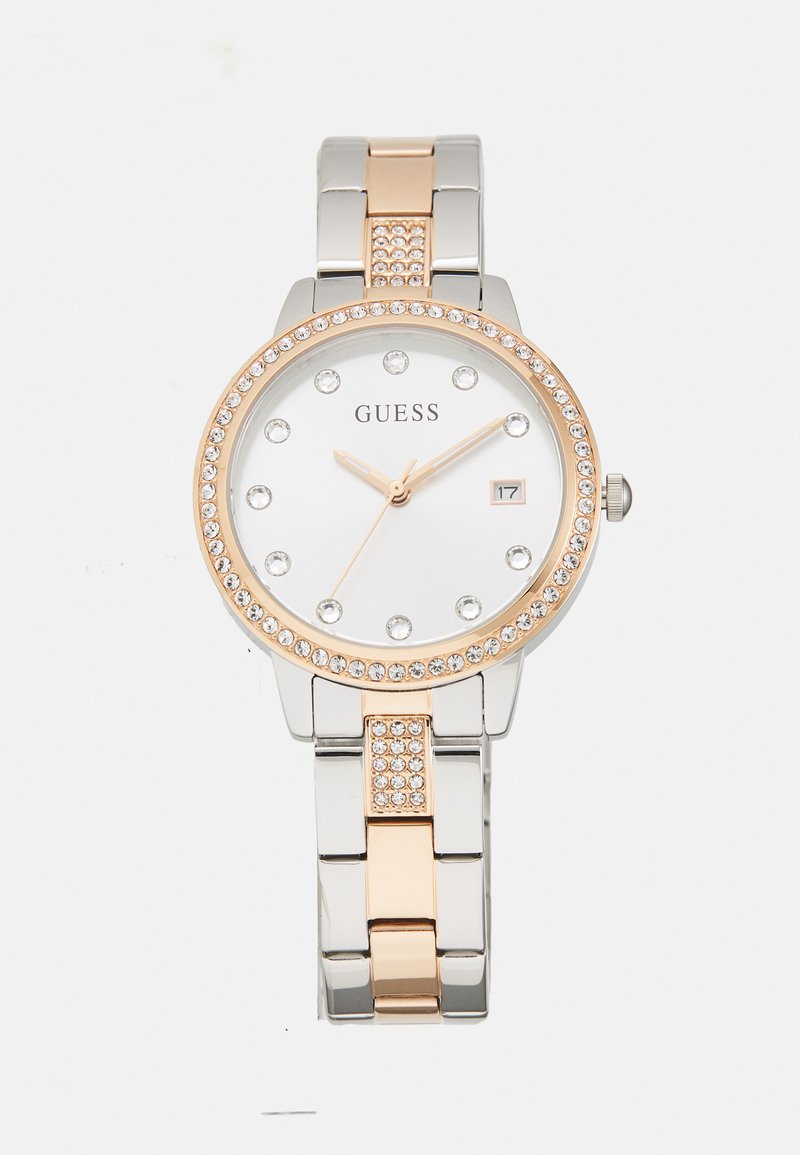 Montre argentée et or rose avec un cadran rond, des accents en cristal et un affichage de la date. Dispose d'un bracelet à maillons et d'une finition lisse et réfléchissante.