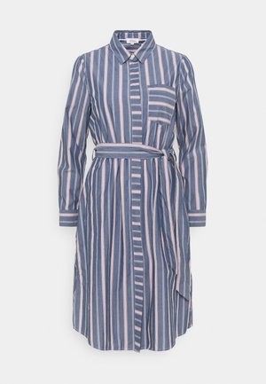 Sinivalkoiset ja vaaleanpunaiset pystysuuntaiset raidalliset pitkähihaiset paitamekot, joissa on kaulus, rintatasku, nappikiinnitys edessä ja samaa kangasta oleva vyö vyötäröllä.