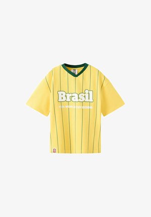 Chemise jaune à manches courtes avec des rayures verticales vertes, un col vert et le texte « Brasil FIFA World Cup 2026 » à l'avant.