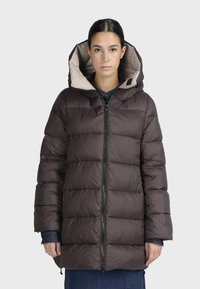 Giubbotto imbottito marrone con cappuccio beige e zip nera. Presenta un design trapuntato, maniche lunghe e tasche laterali.