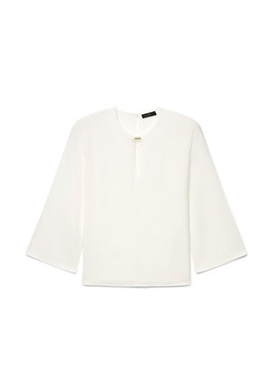 Camicia bianca a maniche lunghe con scollo rotondo e una piccola fessura verticale sul davanti, con una fibbia rettangolare dorata.