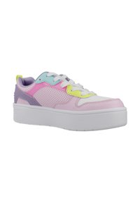 Lage sneakers met een pastelkleurenschema van roze, paars en lichtblauw, voorzien van geperforeerde panelen en een witte platformzool.