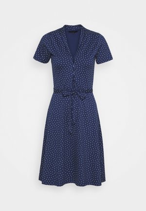 Granatowa sukienka z krótkimi rękawami, zapinana na guziki, w kropki. Wiązanie w talii i rozkloszowany dół. Miękka tekstura materiału.