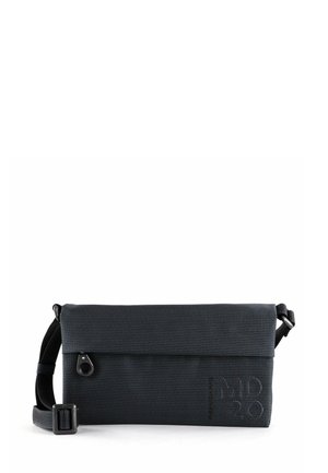 Sac bandoulière noir texturé avec fermeture à rabat, sangle réglable, curseur de fermeture éclair et logo de la marque embossé en bas à droite sur le devant.