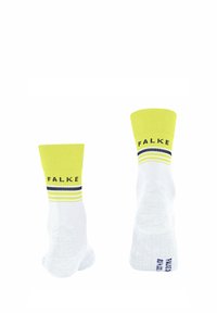Białe skarpetki z żółtym ściągaczem, z trzema poziomymi paskami. Nazwa marki "FALKE" jest drukowana na ściągaczu na niebiesko.
