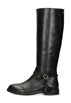 Hoge zwarte leren laars met lage hak, decoratieve gevlochten band, metalen driehoekdetail en kwastjes rond de enkel.