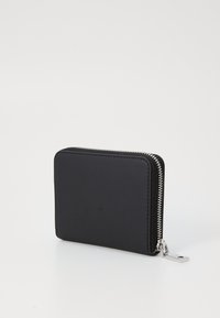 Carteira de couro preta com formato retangular, apresentando um fecho metálico prateado e um pequeno detalhe em metal. Textura suave e design minimalista.