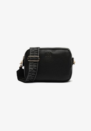 Bolso de hombro negro de cuero con superficie texturizada, accesorios dorados y una correa ajustable con patrón. Cuenta con cierre de cremallera y detalle de logo.