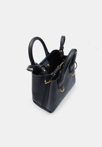 Borsa a tracolla in pelle nera con texture, manici doppi, hardware dorato e apertura superiore che mostra una catena interna e una chiusura a scatto.