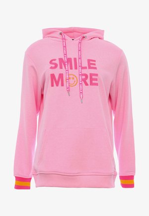 Lyserød hættetrøje med teksten "SMILE MORE", med et smilende ansigt, snoretræk, frontlomme og stribede manchetter i gul og lyserød. Blødt stof.
